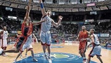 <b>DESTACADO. </b>Splitter coloca un tapón en el partido de ayer.