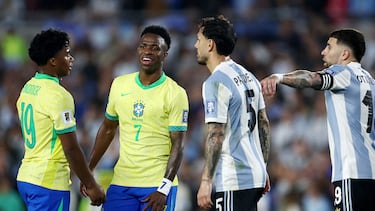 Soccer Football - World Cup - South American Qualifiers - Argentina v Brazil - Estadio Mas Monumental, Buenos Aires, Argentina - March 25, 2025 Brazil's Vinicius Junior and Argentina's Leandro Paredes during the match REUTERS/Agustin Marcarian