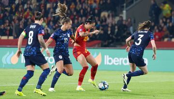 1-0. Tras una gran acción de Aitana Bonmatí, Jennifer Hermoso controla dentro del área, se pasa el balón de un pie a otro y remata con la izquierda para superar a Daphne Van Domselaar.