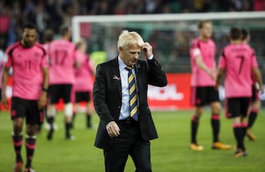 Strachan quits Scotland post, Moyes favourite to succeed him