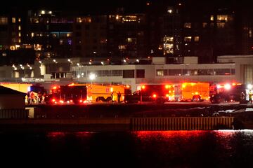 Los equipos de emergencias en el Aeropuerto Nacional Ronald Reagan de Washington.