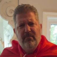 Un estadounidense enfundado en una bandera de Madrid demuestra cómo se toma el café en España: “Así lo hacemos”