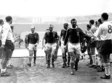 La selecci¨®n de la FIFA se enfrent¨® con Inglaterra en 1963 con motivo de su centenario en Wembley. En la imagen, con Puskas a la cabeza, se encuentran Schnellinger, Uwe Seeler y Alfredo Di St¨¦fano.
