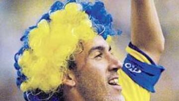 <b>FIESTA. </b>Oli celebró su gol con una peluca con los colores del Cádiz.