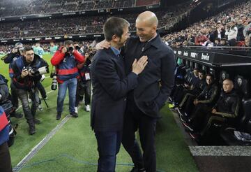 Zinedine Zidane with Valencia coach Albert Celades.