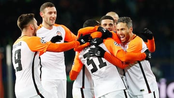 KHA02. KHARKIV (UCRANIA), 06/12/2017.- El jugador Ismaily (d) de Shakhtar celebra la anotación de un gol con sus compañeros hoy, miércoles 6 de diciembre de 2017, durante un partido entre Shakhtar Donetsk y Manchester City del grupo F de la Liga de Campeones, que se disputa en Kharkiv (Ucrania). EFE/SERGEY DOLZHENKO