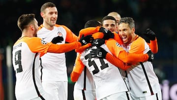 KHA02. KHARKIV (UCRANIA), 06/12/2017.- El jugador Ismaily (d) de Shakhtar celebra la anotaci&oacute;n de un gol con sus compa&ntilde;eros hoy, mi&eacute;rcoles 6 de diciembre de 2017, durante un partido entre Shakhtar Donetsk y Manchester City del grupo F de la Liga de Campeones, que se disputa en Kharkiv (Ucrania). EFE/SERGEY DOLZHENKO