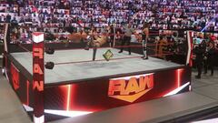 Drew McIntyre ataca a The Miz con un Claymore con AJ Styles presente.