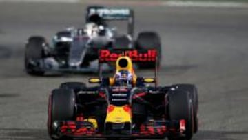 Daniel Ricciardo por delante de Lewis Hamilton durante la carrera de Bahrein.