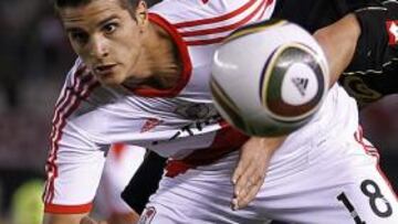 <b>LUCHA. </b>Lamela, izquierda, se pelea por un balón con Fontanini.