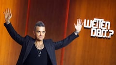 19 November 2022, Baden-Wuerttemberg, Friedrichshafen: British pop star Robbie Williams says goodbye to the audience on the ZDF show "Wetten, dass...?" with Thomas Gottschalk. Following the successful comeback in November 2021, there will also be a revival of the legendary ZDF Saturday night show in 2022. Photo: Philipp von Ditfurth/dpa (Photo by Philipp von Ditfurth/picture alliance via Getty Images)