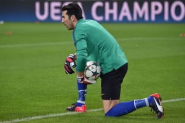 Gianluigi Buffon en el calentamiento antes de enfrentar al Dortmund. 