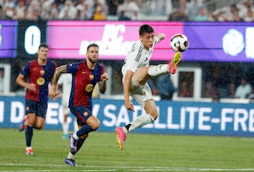 Arda Guler recibió un pase que controló de esta manera tan espectacular. Batió a Ter Stegen, pero el tanto no valió por encontrarse en fuera de juego.