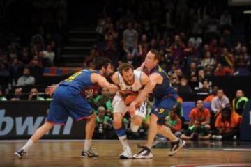 Sergio Rodríguez entre Juan Carlos Navarro y Marcelinho Huertas.