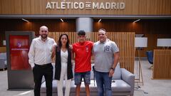 Iker Luque posa en las oficinas del Metropolitano con sus padres y su agente.