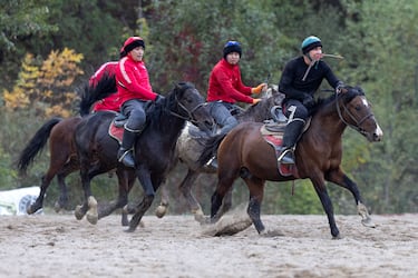 Se cree que surgió hace siglos entre pueblos nómadas de Asia Central como una forma de entrenamiento para la guerra y la caza.