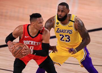 Los Lakers también empezaron perdiendo con los Rockets. El juego de bajitos y triples del equipo de Houston sorprendió a los de púrpura y oro, que sufrieron más para encarrilar la serie. Con 2-1 ya a su favor fue cuando apretaron el acelerador con un gran juego coral y la aparición de Rajon Rondo, que durante la temporada regular apenas había aportado. Pero el veterano base se siente como pez en el agua en playoffs y lo ha seguido demostrando desde entonces.