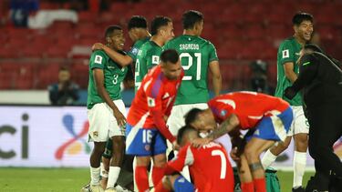 Futbol, Chile vs Bolivia.
Primera rueda, clasificatorias al Mundial 2026.
El equipo de Chile lamenta la derrota durante el partido de la primera rueda de las eliminatorias al mundial de 2026 ante Bolivia disputado en el estadio Nacional de Santiago, Chile.
10/09/2024
Jonnathan Oyarzun/Photosport
Football, Chile vs Bolivia.
World Cup 2026 qualifiers.
Chile’s team reacts after loosing during a 2026 World Cup qualifier match against Bolivia at the National stadium in Santiago, Chile.
10/09/2024
Jonnathan Oyarzun/Photosport