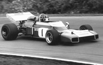 Jack Brabham conquistó tres campeonatos del Mundo. Probó suerte en las 500 Millas de Indianapolis, donde fue noveno en 1961 y tras su retirada de la Fórmula 1 compitió en el Campeonato del Mundo de Restencia.