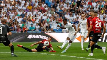 MADRID, 11/09/2022.- El delantero brasileño del Real Madrid, Rodrygo (c) marca el 3-1 ante el RCD Mallorca durante el partido correspondiente a la jornada 5 de LaLiga disputado ante el RCD Mallorca, este domingo en el estadio Santiago Bernabéu. EFE/ Juanjo Martín
