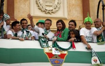 El equipo festeja el ascenso por las calles de Elche.