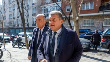 El presidente del FC Barcelona, Joan Laporta (c), llega a un conocido restaurante madrile?o para asistir a la comida con la directiva del Real Madrid horas antes de la semifinal de la Copa del Rey de f¨²tbol que ambos equipos disputar¨¢n este jueves en Madrid.