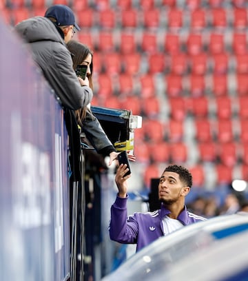 El jugador del Real Madrid, Jude Bellingham, con seguidores antes del inicio del partido. 