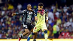 CIUDAD DE MÉXICO (MÉXICO), 19/05/2022.- Jorge Sánchez (d) del América disputa el balón con Romario Ibarra de Pachuca, durante un partido de semifinales del torneo Clausura 2022 de la Liga MX del fútbol mexicano, hoy, en el Estadio Azteca, en Ciudad de México (México).