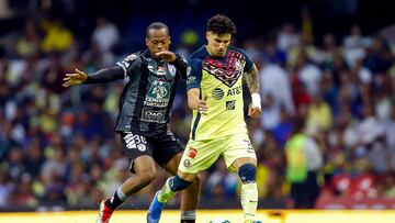 CIUDAD DE MÉXICO (MÉXICO), 19/05/2022.- Jorge Sánchez (d) del América disputa el balón con Romario Ibarra de Pachuca, durante un partido de semifinales del torneo Clausura 2022 de la Liga MX del fútbol mexicano, hoy, en el Estadio Azteca, en Ciudad de México (México).