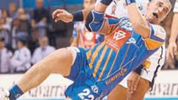 <b>CONEXIÓN.</b> Aunque no recibió muchos balones, Nikolic aprovecha el pase de Vugrinec para marcar.