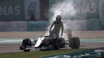 Hamilton, tras fallar su Mercedes en el GP de Malasia en Sepang.