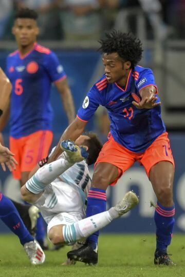 Juan Guillermo Cuadrado y leo Messi.