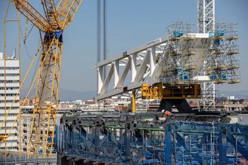 Así avanzan las obras remodelación y modernización del Santiago Bernabéu. Ni las lluvias de elevada intensidad caídas en la capital ni los efectos de la DANA climatológica que están afectando a toda España han frenado el ritmo de las obras cuya finalización está prevista para principio del mes de octubre de 2022, aunque es factible que la finalización de la reforma finalice unos meses antes de lo previsto.