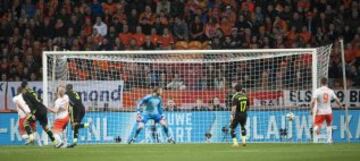 1-0. De Vrij anotó el primer gol.
