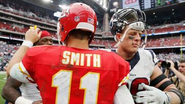 J.J. Watt y Alex Smith se saludan ltras la finalización del duelo de la semana 1 en el que se impusieron los Chiefs 27-20.