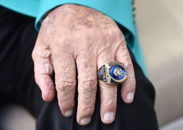 Don Shula, exentrenador jefe de los Dolphins, luciendo un anillo muy "shulo" (Míchel López de Toro, te lo dedico).