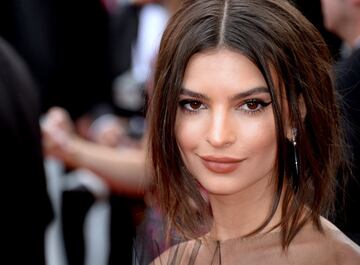Emily Ratajkowski posa para los fot¨®grafos en el Festival de Cannes 2017