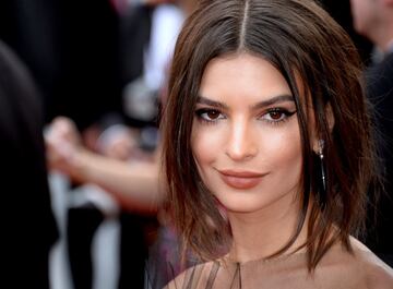 Emily Ratajkowski posa para los fotógrafos en el Festival de Cannes 2017