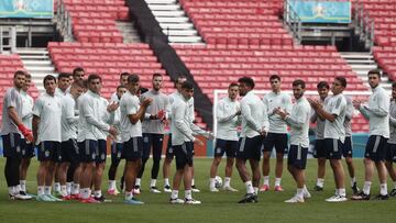 Los jugadores de la Selecci&oacute;n observan el estado del  Parken de Copenhague antes del entrenamiento de ayer por la tarde.