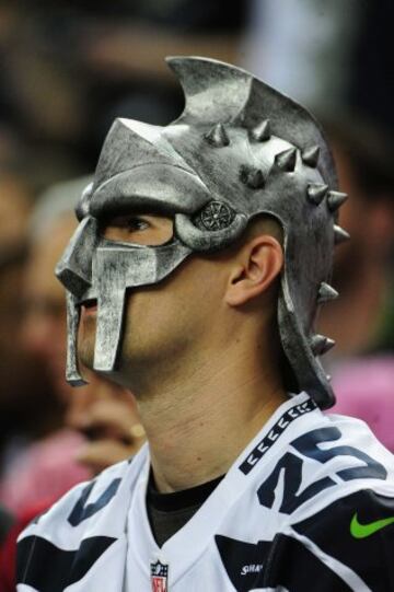 Un fan que sí sabía a lo que venía, con su casco de espartano incluído. Los 300 guerreros de los Seahawks esa noche cenaron en el infierno... de la eliminación.
