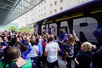 La afición recibe al Eibar Femenino en su llegada a Ipurua después de lograr el ascenso a Primera División