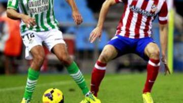 Dídac Vilà y Juanfran pelean por un balón en el Calderón.
