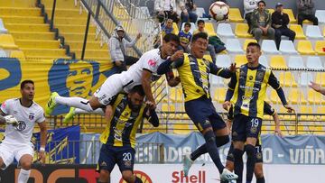 Futbol, Everton vs Colo Colo.
 Cuartos de final Copa Chile 2019.
 El jugador de Colo Colo Julio Barroso, izquierda, disputa el balon con Cristian Suarez de Everton durante el partido valido por cuartos de final de la Copa Chile 2019 en el estadio Sausalito de Vi&ntilde;a Del Mar, Chile.
 12/10/2019
 Raul Zamora/Photosport
 
 Football, Everton vs Colo Colo.
 Quarter finals Copa Chile championship 2019.
 Colo Colo&#039;s player Julio Barroso, left, battles the ball against Cristian Suarez of Everton during the quarter finals of Copa Chile football match held at the Sausalito stadium in Vi&ntilde;a Del Mar, Chile.
 12/10/2019 
 Raul Zamora/Photosport