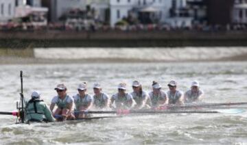 En mujeres Oxford repitió la victoria de hace un año.  Las chicas de Cambridge, estuvieron de naufragar.
