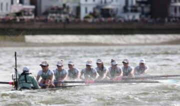 En mujeres Oxford repiti¨® la victoria de hace un a?o. Las chicas de Cambridge, estuvieron de naufragar.