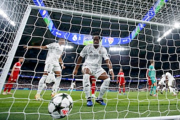 2-1. Saque de esquina de Luka Modrik, Alexander Nübel falla en la salida y el central alemán remata de cabeza para meter el balón dentro de la portería de su exequipo.