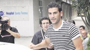 <b>EN A CORUÑA. </b>Iván Sánchez Rico, Riki, sale ayer del Hospital Santa Teresa tras pasar reconocimiento médico con el Deportivo.