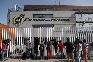 Decenas de periodistas se agolpan el acceso principal de la sede de la Federación Española de Fútbol, en la localidad madrileña de Las Rozas, donde se están produciendo registros en el marco de una operación anticorrupción ordenada por la Audiencia Nacional.