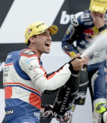 El francés Alexis Masbou en el podio celebrando su victoria  en la carrera de Moto3 del Gran Premio de la República Checa 