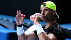 Rafael Nadal hace un gesto a la cámara durante su entrenamiento en Melbourne para el Open de Australia.